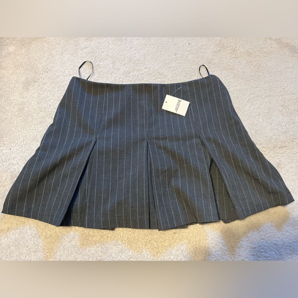 ⭐️NEVER WORN NWT⭐️ Grey And White Pleated Mini Skirt With Shorts - Picture 3 of 6